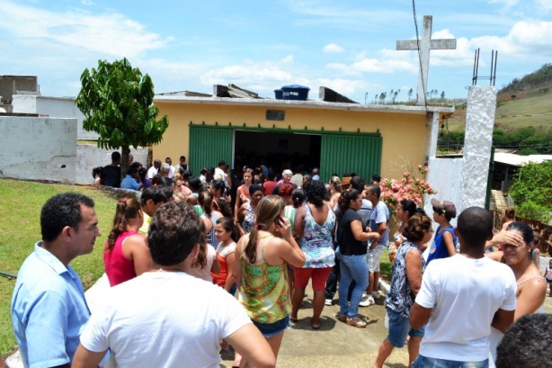 Uma multid&atilde;o esteve no cemit&eacute;rio de Itamarati de Minas para acompanhar o sepultamento das duas crian&ccedil;as