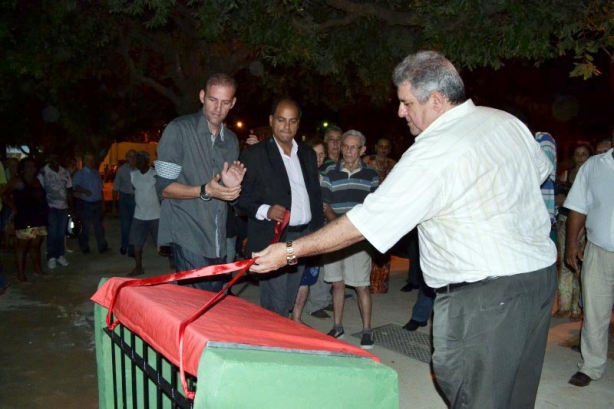 Prefeito, secret&aacute;rio municipal de esportes e o representante do deputado Eros Biondini descerram a placa de inaugura&ccedil;&atilde;o