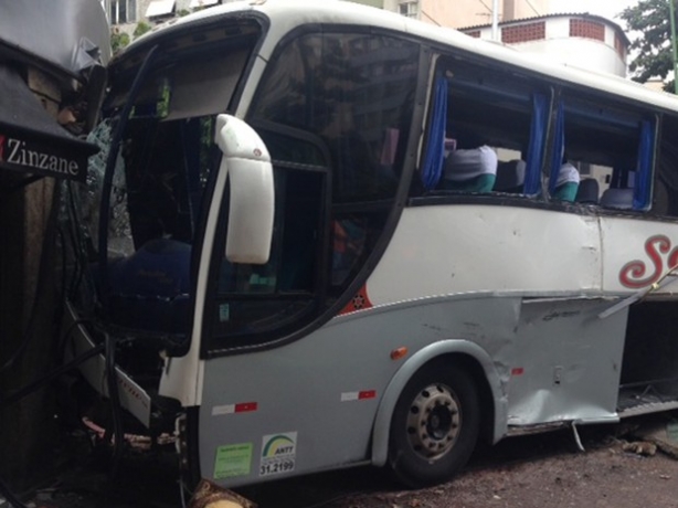 O &ocirc;nibus da Sereno Tur sofreu pequenas avarias com o acidente