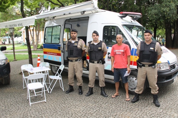 Um grupamento de policiais estiveram nesta manh&atilde; na Pra&ccedil;a Ch&aacute;cara Dona Catarina lan&ccedil;ando a Opera&ccedil;&atilde;o Natalina