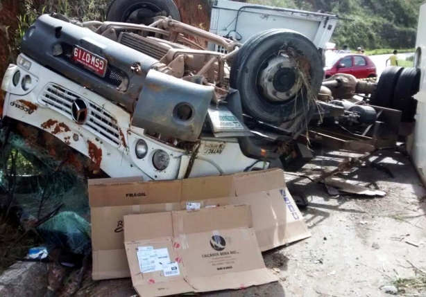 Um dos caminh&otilde;es ficou de &quot;cabe&ccedil;a para baixo&quot; e seu motorista morreu na hora