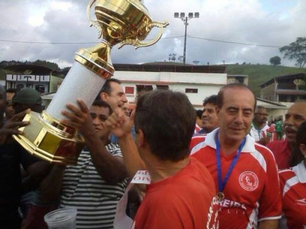 O Montanh&ecirc;s levantou a ta&ccedil;a e comemorou muito a conquista do t&iacute;tulo