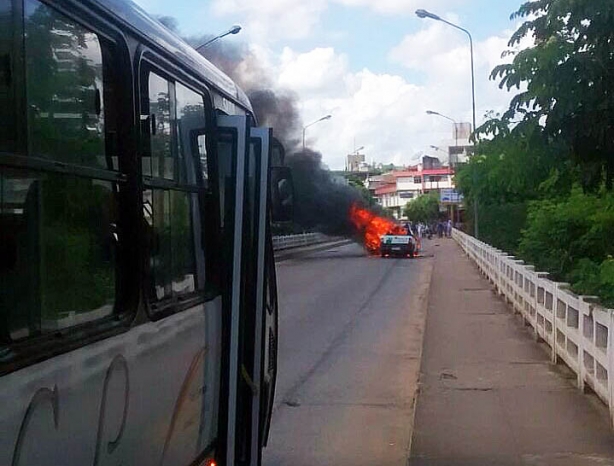 O carro pegou fogo que parecia ter sido originado no motor.