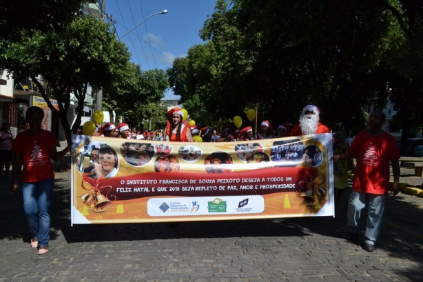 O Cortejo de Natal movimentou o centro da cidade nesta manh&atilde; de sexta-feira