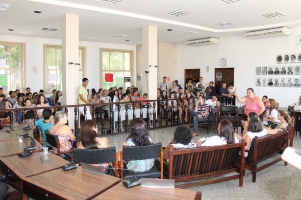 A C&acirc;mara foi tomada por estudantes e seus familiares que desejam continuar recebendo transporte gratuito