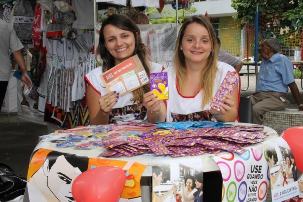 Mariana e Tairises passaram a manh&atilde; desta ter&ccedil;a-feira na pra&ccedil;a conscientizando sobre DST/Aids e hepatites virais