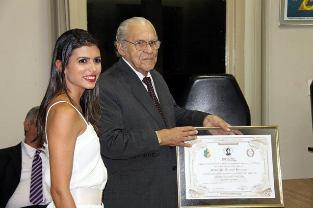 Gabriela, nora do homenageado, entrega a Comenda a Tarc&iacute;sio Henriques