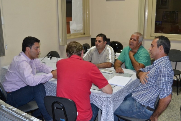 Vereadores reunidos durante interrup&ccedil;&atilde;o da sess&atilde;o para aprecia&ccedil;&atilde;o da emenda de Jos&eacute; Augusto (de costas, com camisa vermelha)