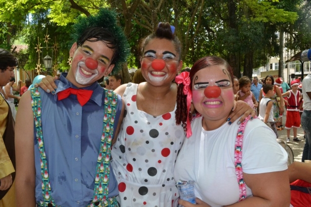 O trio de palha&ccedil;os que percorre a cidade levando alegria e arrancando gargalhada, &eacute; um dos projetos mais populares do Instituto