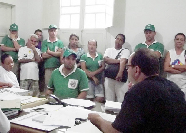 Oninho, de costas, anunciou o reajuste aos servidores em reuni&atilde;o em seu gabinete