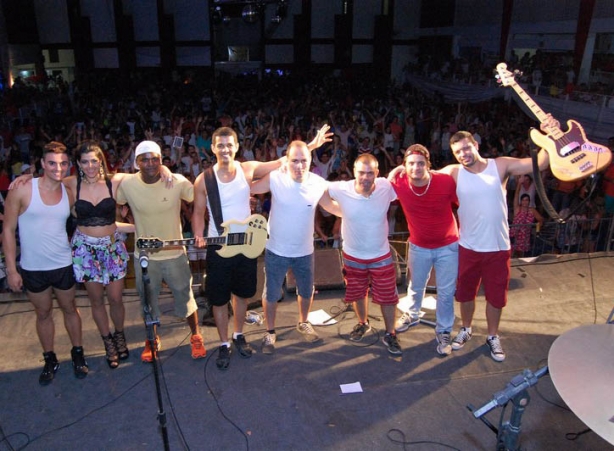 Banda Tropic&aacute;lia no encerramento de seu show no Baile do Vermelho e Branco