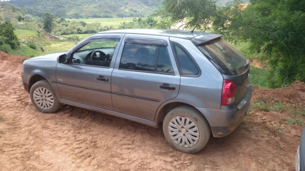 O carro roubado utilizado na fuga foi encontrado abandonado na estrada vicinal para Piacatuba