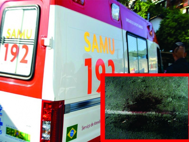 No detalhe, o sangue da v&iacute;tima no meio fio da cal&ccedil;ada: o socorro veio dos vizinhos j&aacute; que a ambul&acirc;ncia do SAMU est&aacute; com defeito