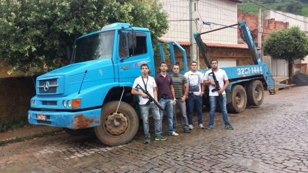 a equipe de investigadores da Pol&iacute;cia Civil de Cataguases em frente ao caminh&atilde;o resgatado