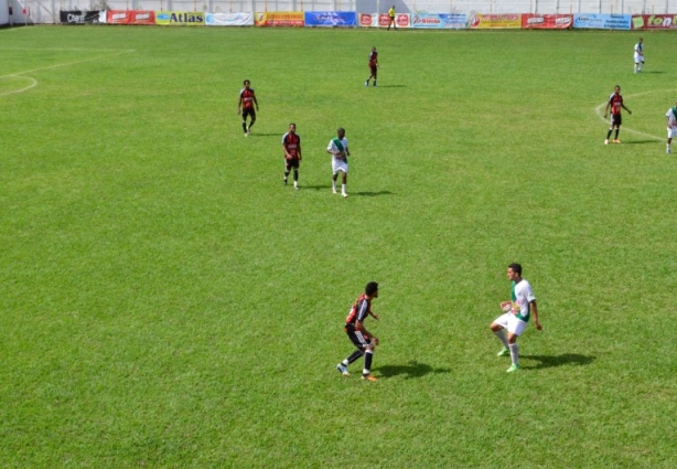 O público que compareceu ao estádio assistiu a uma bela partida de futebol