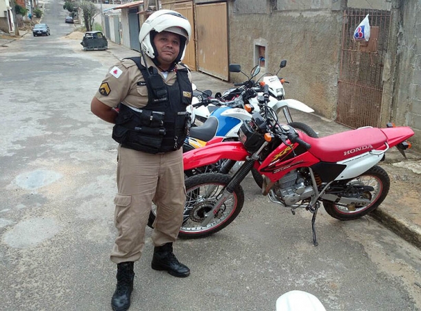 Sargento F&aacute;bio, do GEPMOR, ao lado da motocicleta apreendida