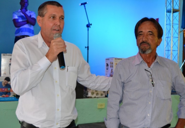 O prefeito de Miraí, José Ronaldo e o presidente do Sindicato, José Isaac, no momento solene da confraternização