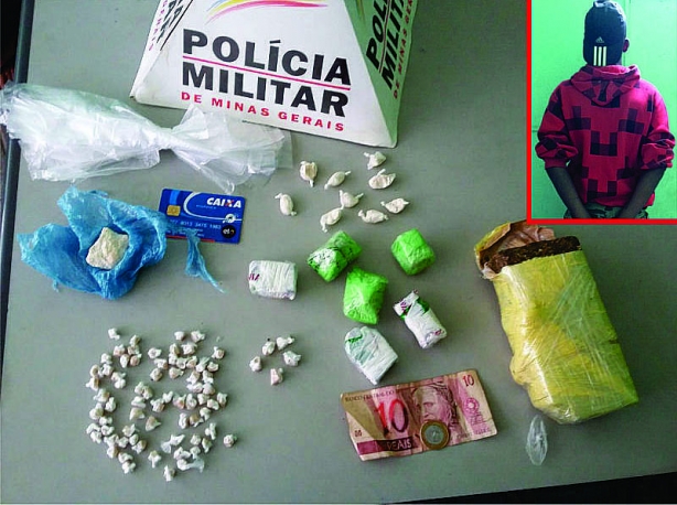 Iago, no destaque, e a droga encontrada pela Pol&iacute;cia em sua casa