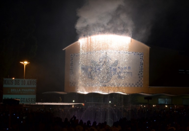 A cascata em fogos de artifício foi o ponto alto da queima de fogos neste Dia da Padroeira de Cataguases