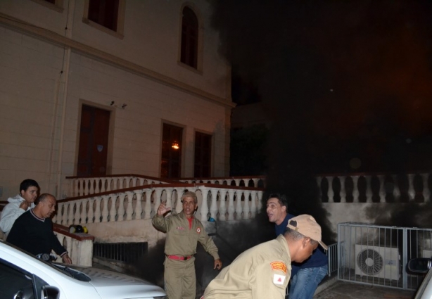 Diversas pessoas ajudaram a combate o princípio de incêndio no Paço Municipal