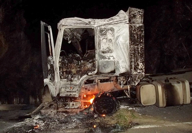 A carreta ficou totalmente destruída pelo fogo