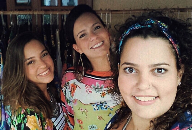 Da esquerda para a direita: Carolina, Mariana e Nat&aacute;lia, as organizadoras da Bendita Feira