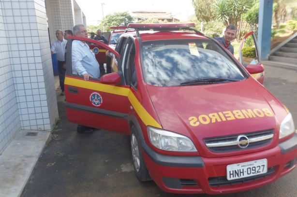 O prefeito Cesinha em visita pela cidade com representantes do Corpo de Bombeiros