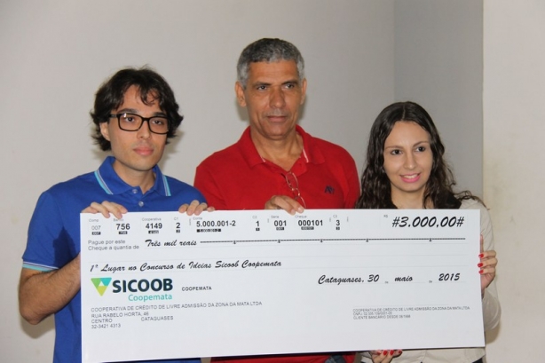 Os vencedores Gabriel e Priscila recebem o cheque das m&atilde;os de C&eacute;sar Mattos