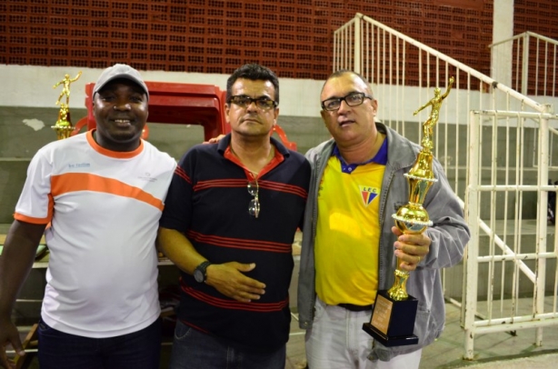 Paulo Santana, presidente da LEC, segura o trof&eacute;u, que pouco tempo depois foi entregue &agrave; equipe da Cataguases Papeis