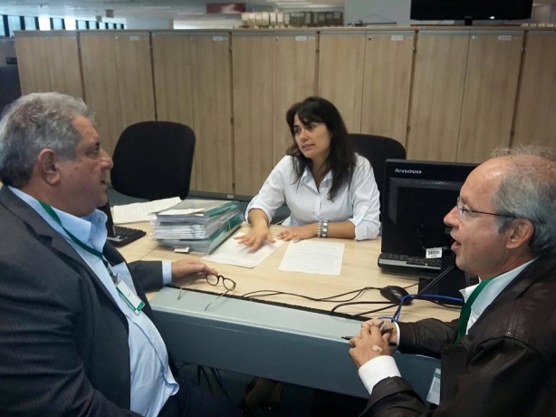 Cesinha e Alberico durante encontro com a diretora da SETOP, Tyna L&uacute;cia