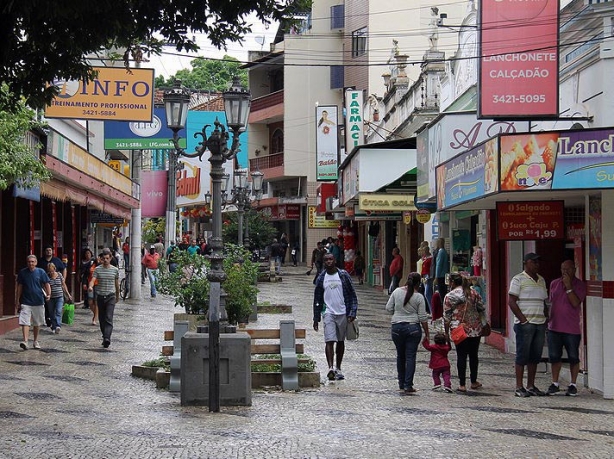 As placas publicit&aacute;rias existentes na poligonal de tombamento dever&atilde;o ser adequadas &agrave; legisla&ccedil;&atilde;o vigente