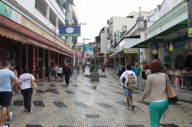 Cal&ccedil;ad&atilde;o, no centro de Cataguases, um dos principais polos de compras da cidade