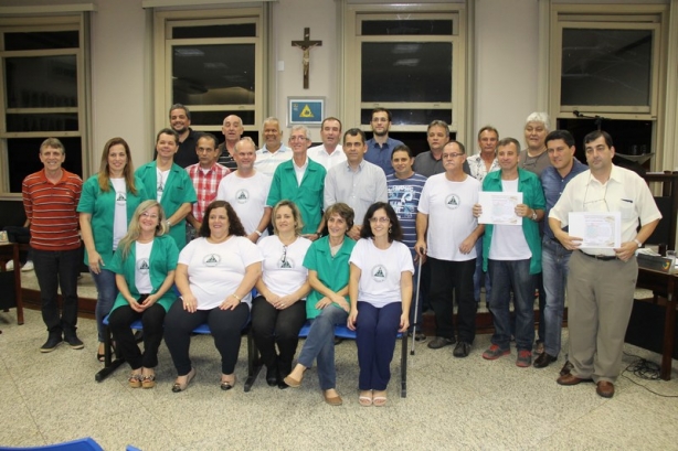 Ex-alunos da Escola Estadual Marieta Soares Teixeira foram homenageados pelo vereador Fernando Pacheco