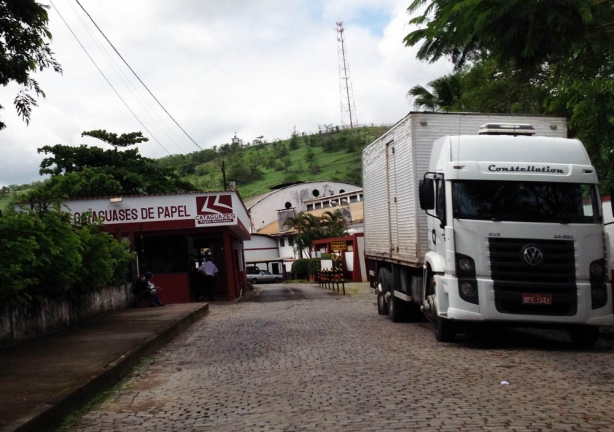 A empresa est&aacute; paralisada h&aacute; oito dias por falta de energia el&eacute;trica. Trabalhadores tamb&eacute;m reclamam pagamento