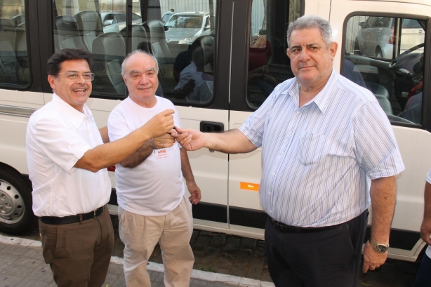 A entrega da chave da Van que ser&aacute; usada para o transporte de pessoas deficiente para a Apae