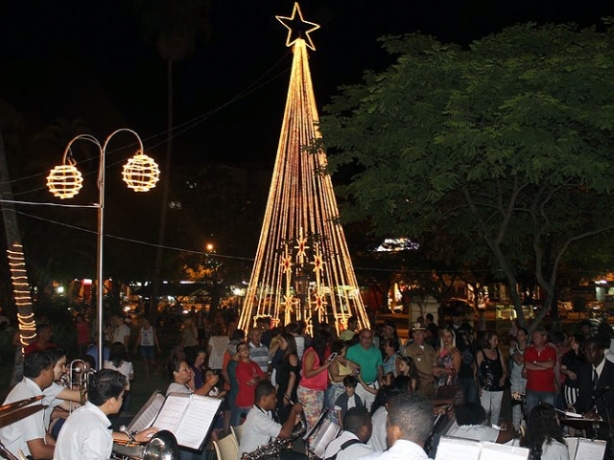 Ano passado, uma &aacute;rvore de natal estilizada foi montada no meio da Pra&ccedil;a Rui Barbosa