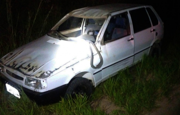 O Fiat Uno capotou na pista em frente a casa de Show Boiadeiros