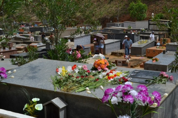 O Cemit&eacute;rio Municipal S&atilde;o Jos&eacute; recebeu muitos visitantes nesta manh&atilde; de Finados