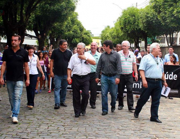 A manifesta&ccedil;&atilde;o contra o parcelamento do repasse de dezembro pelo Minist&eacute;rio da Sa&uacute;de mobilizou dezenas de pessoas em favor do hospital