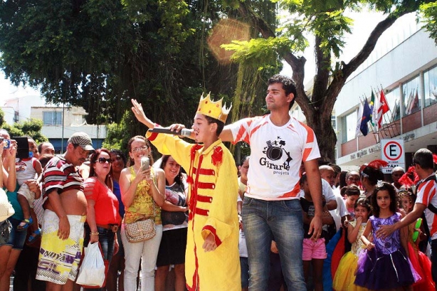 O Grupo Girarte levou os estudantes para a pra&ccedil;a e fez arte para o p&uacute;blico presente