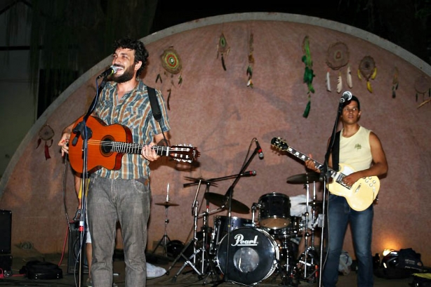 O cantor e compositor Renato Barushi, durante sua apresenta&ccedil;&atilde;o: Elogiou a iniciativa