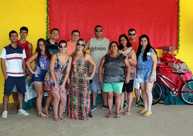 A equipe de organizadores da Festa de Natal da Associa&ccedil;&atilde;o de Moradores do Bairro Ibrahim e Iracema