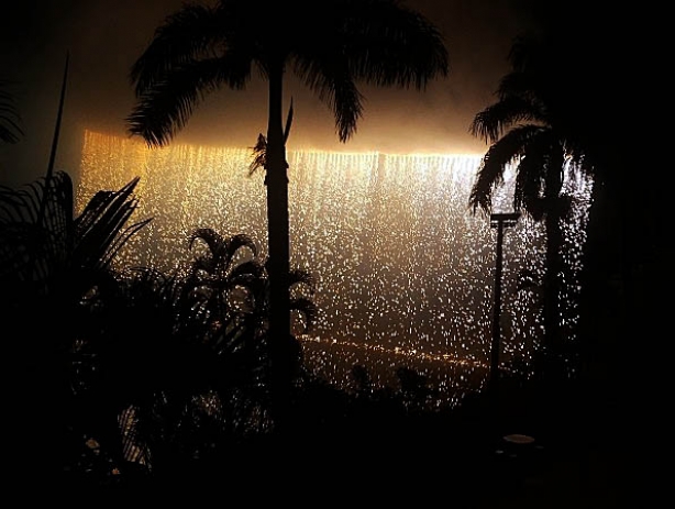 A cascata sobre o rio Pomba foi o ponto alto do show pirot&eacute;cnico promovido pelo clube do Remo neste R&eacute;veillon