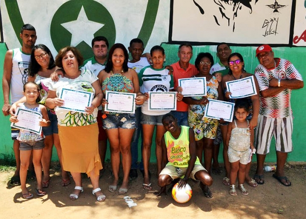 A diretoria do Esporte Clube Vila Reis com o vereador Paulo Aritana, ap&oacute;s a entrega dos certificados de Honra ao M&eacute;rito