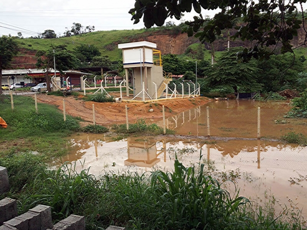 O rio Pomba saiu um pouco do seu leito na altura da rodovi&aacute;ria, pr&oacute;ximo &agrave; ETE da Copasa, no final da tarde desta sexta-feira