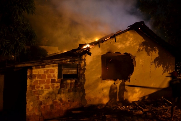 O fogo destruiu todo o im&oacute;vel, apesar de ter sido controlado pelos moradores e pela Pol&iacute;cia