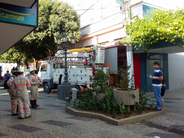 Ap&oacute;s o susto, equipe da Energisa trabalha no local para restabelecer a energia