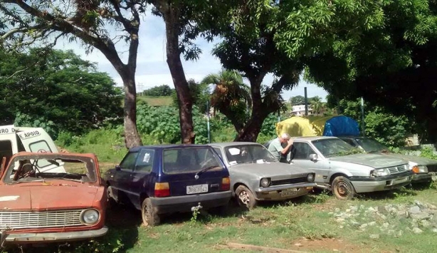 Ve&iacute;culos atualmente apreendidos no p&aacute;tio do Almoxarifado da Prefeitura. Outros dezenove foram notificados