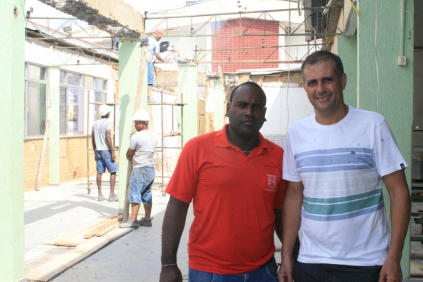 Ao lado do gerente de servi&ccedil;os do Clube do Remo, Luimar Rosa, Bet&atilde;o fiscaliza a obra do sal&atilde;o.