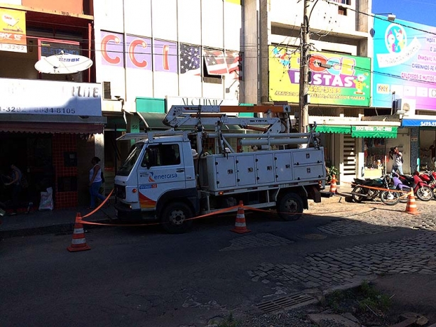 Um fio incendiou-se e provocou a interrup&ccedil;&atilde;o nos fornecimento de energia no meio da tarde desta quinta-feira no centro da cidade